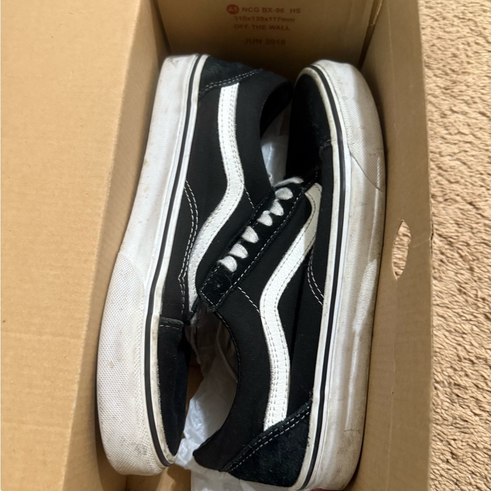 Vans Men's Old Skool Black and White Sneakers